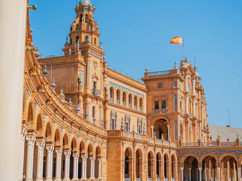 The curved brick arcade of the Plaza de España