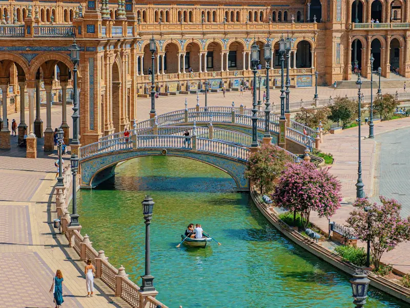 A rowing boat on the canal in front of the Plaza de España